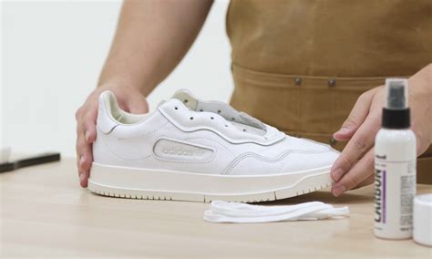 Witte sneakers schoonmaken met dit 6 stappenplan [2023 Update]